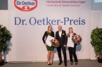 v.l.n.r.: Kristin Rieke-Heyen, Dr. Claus Günther (Hauptabteilungsleiter Forschung und Entwicklung, Dr. August Oetker Nahrungsmittel KG), Neele Hoppe