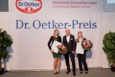 v.l.n.r.: Kristin Rieke-Heyen, Dr. Claus Günther (Hauptabteilungsleiter Forschung und Entwicklung, Dr. August Oetker Nahrungsmittel KG), Neele Hoppe