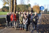 Rad-Gehweg für mehr Verkehrssicherheit: Landrat Manfred Müller (siebter von links), Salzkottens Bürgermeister Ulrich Berger (links neben Landrat), der Technische Dezernent des Kreises Paderborn, Martin Hübner (dritter von rechts), der Vorsitzende des Ausschusses für Wirtschaft, Bau und Verkehr, Christoph Schön (vierter von links), Ortsvorsteher Wilfried Deppe, Hubert Jaßmeier (CDU Mantinghausen), die Kreistagsmitglieder Silvia Bunte, Horst Neumann, Siegfried Nowak, Ottmar Scharfen, Bernhard Wissing , Christoph Steinhagen von der ausführenden Baufirma und Anwohner bei der Verkehrsfreigabe