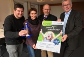 BieleFriends-Award Gewinner 2017: Marius Rahe (Bültmanns- hofschule), Dr. Wiebke Homann (NABU Bielefeld) und Heinrich Din- gerdissen (Kreisjägerschaft Hubertus) mit Stadtwerke Geschäftsführer Friedhelm Rieke.