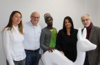 (von links): Tatiana und Mathias Schulenberg (Prof. Lauermann Design GmbH); Produktionshelfer Aliou Bah; Selen Saner (Agentur für Arbeit Detmold); Rudolf Obermeier (Industrie- und Handelskammer) Lippe zu Detmold