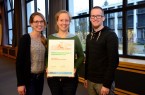 Ziehen nach fünf Projektjahren eine positive Bilanz: Projektleiterin Johanna Gesing (Mitte), Medienpädagoge Vincent Beringhoff und Öffentlichkeitsreferentin Christina Ritzau sind das JuMP-Team von Haus Neuland.