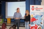 : Regine Lükermann vom Kreis Lippe und Schulleiter Stefan Fromme begrüßen die Schüler zu ihrer "Ausbildung" zu Wertstoffprofis.