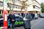 Peter Mentzel von app2drive und Landrat Dr. Axel Lehmann geben gemeinsam mit den lippischen Bürgermeistern den kreisweiten Startschuss.