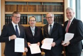 Haben den Startschuss für die Digitale Modellregion Ostwestfalen-Lippe gegeben (von links): Bürgermeister Michael Dreier (Paderborn), Regierungspräsidentin Marianne Thomann-Stahl, Landrat Manfred Müller (Paderborn) und Bürgermeister Werner Peitz (Delbrück).