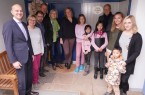 von links (Erwachsene, Kindernamen werden nicht genannt): Martin Stodolka (Hauptabteilungsleiter Marketing / Kundenbindung Dr. Oetker), Astrid Gökemeier (Pädagogin SOS-Kinderdorf Lippe), Eike Menzel (Pädagoge SOS-Kinderdorf Lippe), Ludger Merschmann (Pädagoge SOS-Kinderdorf Lippe), Annette Meyer-Neumann (Pädagogin SOS-Kinderdorf Lippe), Agnes Loenneker  (Pädagogin SOS-Kinderdorf Lippe), Dr. h.c. August Oetker (Beiratsvorsitzender und Gesellschafter der Dr. August Oetker KG), Annika Rempel  (Pädagogin SOS-Kinderdorf Lippe), Jennifer Weskott  (Pädagogin SOS-Kinderdorf Lippe).