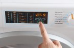 Taktile Linie und erhabene Punkte auf der Bedienblende: Jede Programmwahl über den Drehschalter und jede Einstellung auf dem Touch-Bedienfeld wird durch ein akustisches Signal unterstützt. (Die Linie und Punkte sind auf dem Foto optisch blau eingefärbt.) (Foto: Miele)