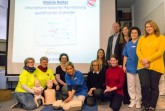 Auf Initiative von Kerstin Stricker (vorne an der Puppe) wurden am Klinikum Gütersloh im Beisein von Pflegedirektor Jens Alberti (hinten stehend) sieben neue „mobile Retter“ von Daniela Hykmann und Kathrin Hanke (v.l.) eingewiesen.