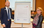 Jobcenter-Vorstand Henning Matthes und Birgit Potthoff-Edler, 2. stellvertretende Personalratsvorsitzende, präsentieren die Grundsatzerklärung des Jobcenters Lippe gegen Gewalt am Arbeitsplatz.