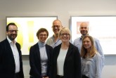 Die Mitarbeiterinnen und Mitarbeiter der PTA fühlen sich auf dem BildungsCampus Herford sehr wohl (v.l.n.r. Norbert Landshut, Geschäftsführer SEH Stadtentwicklungsgesellschaft Hansestadt Herford mit Katja Maas, Jörg Nötzel, Daniela Best, Mark Eichberger, Eva Kutschenreuter – alle PTA) .