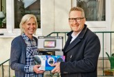 Sabine Reiplinger (l.) von der Jugendhilfe Bethel und Daniel Pircher, Leiter des Fahrdienstes Vorstand im Corporate Center von Bertelsmann, bei der Spendenübergabe. 
© Bertelsmann, Fotograf Steffen Krinke