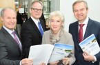 Fordern "Flächen für die Zukunft": Thomas Niehoff, IHK-Hauptgeschäftsführer Ostwestfalen, Axel Martens, IHK-Hauptgeschäftsführer Lippe, Lena Strothmann, Präsidentin Handwerkskammer OWL, und Wolf D. Meier-Scheuven, IHK-Präsident Ostwestfalen (v.l.) 
Foto2: Präsentierten die Studie "Flächen für die Zukunft": Thomas Niehoff, IHK-Hauptgeschäftsführer Ostwestfalen, Jenny Krumov, Referentin Verkehr und Planung IHK Lippe, Harald Grefe, stv. IHK-Hauptgeschäftsführer Ostwestfalen, Axel Martens, IHK-Hauptgeschäftsführer Lippe, Lena Strothmann, Präsidentin Handwerkskammer OWL, Wolfgang Borgert, Stv. Hauptgeschäftsführer der Handwerkskammer OWL, und Wolf D. Meier-Scheuven, IHK-Präsident Ostwestfalen (v.l.)