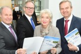 Fordern "Flächen für die Zukunft": Thomas Niehoff, IHK-Hauptgeschäftsführer Ostwestfalen, Axel Martens, IHK-Hauptgeschäftsführer Lippe, Lena Strothmann, Präsidentin Handwerkskammer OWL, und Wolf D. Meier-Scheuven, IHK-Präsident Ostwestfalen (v.l.) 
Foto2: Präsentierten die Studie "Flächen für die Zukunft": Thomas Niehoff, IHK-Hauptgeschäftsführer Ostwestfalen, Jenny Krumov, Referentin Verkehr und Planung IHK Lippe, Harald Grefe, stv. IHK-Hauptgeschäftsführer Ostwestfalen, Axel Martens, IHK-Hauptgeschäftsführer Lippe, Lena Strothmann, Präsidentin Handwerkskammer OWL, Wolfgang Borgert, Stv. Hauptgeschäftsführer der Handwerkskammer OWL, und Wolf D. Meier-Scheuven, IHK-Präsident Ostwestfalen (v.l.)