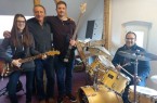 v.l. Lina Pickhard, Musikpädagoin, Slawomir Lewitzki, Sozialarbeiter Stadt Büren, Christoph Horst AWO (Projekt MiA) - Antragsteller und Projektverantwortlicher sowie Norman Hansmeyer, Jugendpfleger Stadt Büren
