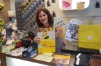 Inhaberin Britta Kusmierz hält die begehrten Briefmarken in der Hand. Ihr Fachgeschäft „TRENDS“ ist neue DHL-Partnerin in der Bürener Innenstadt.