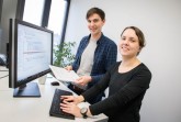 Johannes Späth und Dr. Claudia Priesterjahn entwickeln am Fraunhofer IEM 
gemeinsam mit Oracle Programme, die Softwarefehler systematisch finden.
