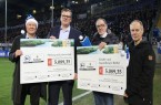 10.178,70 Euro von den Fans für das  Kinderhospiz Bethel und die Stiftung
mitLeidenschaft   –   Unser   Bild   zeigt   (v.l.n.r.):   Pastor   Dr.   Ingo   Habenicht
(Vorstandsvorsitzender des Johanneswerks), Marco Strunk (Krombacher Brauerei),
Hans-Jürgen   Laufer   (DSC   Arminia   Bielefeld)   und   Jens   Rosenfeld   (v.
Bodelschwinghsche Stiftungen Bethel).