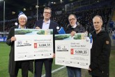 10.178,70 Euro von den Fans für das  Kinderhospiz Bethel und die Stiftung
mitLeidenschaft   –   Unser   Bild   zeigt   (v.l.n.r.):   Pastor   Dr.   Ingo   Habenicht
(Vorstandsvorsitzender des Johanneswerks), Marco Strunk (Krombacher Brauerei),
Hans-Jürgen   Laufer   (DSC   Arminia   Bielefeld)   und   Jens   Rosenfeld   (v.
Bodelschwinghsche Stiftungen Bethel).