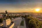 Blick von Vitkóv auf Prag. Das Nationaldenkmal entstand ab 1928, das Reiterstandbild des Hussitenführers Jan Žižka 1950. Foto: CzechTourism/UPVISION