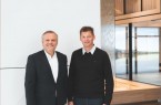 Strategische Partner: Andreas Engelhardt, geschäftsführender und persönlich haftender Gesellschafter der Schüco International KG und Alex Brand, Inhaber und Geschäftsführer der SOREG AG, freuen sich über eine enge Zusammenarbeit im Bereich der Panorama Design Schiebesysteme.Bildnachweis: Schüco International KG