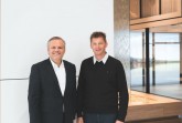Strategische Partner: Andreas Engelhardt, geschäftsführender und persönlich haftender Gesellschafter der Schüco International KG und Alex Brand, Inhaber und Geschäftsführer der SOREG AG, freuen sich über eine enge Zusammenarbeit im Bereich der Panorama Design Schiebesysteme.Bildnachweis: Schüco International KG
