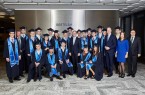 21 Konzernstudenten erhielten kürzlich ihre Abschlussurkunden aus den Händen von Bertelsmann-Personalvorstand Immanuel Hermreck (Mitte).