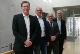 Informierten über zukünftige digitale Entwicklungen des Bauens (v. l.): Markus Brune und Maik Stodieck (beide GNUSE Ingenieurbüro für Krankenhaustechnik GmbH & Co. KG), Prof. Dr.-Ing. Michael Eisfeld (Fachhochschule Bielefeld) und Albrecht Pförtner (Geschäftsführer pro Wirtschaft GT GmbH).