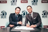 Tim Brooke-Webb, Managing Director der The World’s 50 Best Restaurants, und Dr. Axel Kniehl, Geschäftsführer Marketing und Vertrieb der Miele Gruppe, haben das dreijährige Partnerschaftsabkommen unterzeichnet (von links nach rechts).