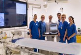 Das Team der europaweit ersten Defibrillatorimplantation mit neuer digitaler Unterstützung: Anke 
Bertram (Pflegerische Leitung Herzkatheterlabor), Malin Knorr (Medtronic), PD Dr. Natig Gassanov
(Leitender Oberarzt Kardiologie), PD Dr. Fikret Er (Chefarzt Kardiologie), Margarete Ulasiuk und 
Christina Amoroso (Gesundheits- und Krankenpflegerinnen im Herzkatheterlabor).