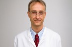 Gelenkspezialist Dr. Frank Hellwich, Sektionsleiter für Knie- und Hüftendoprothetik in der Klinik für 
Unfall- und Wiederherstellungschirurgie, Orthopädie, Ästhetische, Plastische und Handchirurgie. Foto: © M.K. Schönknecht