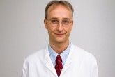 Gelenkspezialist Dr. Frank Hellwich, Sektionsleiter für Knie- und Hüftendoprothetik in der Klinik für 
Unfall- und Wiederherstellungschirurgie, Orthopädie, Ästhetische, Plastische und Handchirurgie. Foto: © M.K. Schönknecht