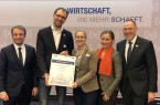 Von links: Alexander Kulitz (Bundesvorsitzender der
Wirtschaftsjunioren Deutschland 2017), Ole Möhlenkamp (Vorstandssprecher
der WJ Ostwestfalen 2017), Alexandra Altmann (Vorstandssprecherin der WJ
Ostwestfalen 2018), Eleonore Wall (Bundesvorstandsmitglied Ressort
Mitglieder), Herbert Ewers (Senate Chairman 2016-2018)