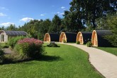 Camping Pods werden die halbrunden Holzfässer genannt .Copyright: © Gartenschaupark Rietberg GmbH