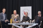 Boten den über 450 Vereinsvertretern auf dem Westfälischen Tennisverbandstag in Kamen eine unterhaltsame Talkrunde mit (von links). Felix Grewe (DTB-Pressesperecher), Boris Becker, Barbara Rittner und Klaus Eberhard (DTB-Sportdirektor). © Lana Roßdeutscher