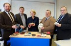 Freuen sich über die Gründung des Unternehmens TriPURIS: v. l.
Dekan Prof. Dr.-Ing. Lothar Budde, Prof. Dr. Reinhard Kaschuba,
Präsidentin Prof. Dr. Ingeborg Schramm-Wölk, Gründer Murat Kurt und
Uwe Lück (Industrie- und Handelskammer Ostwestfalen). Foto:
Hochschulkommunikation
