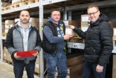 Murat Alper (stellvertretender Versandleiter von Werk I im Detmolder Mergelweg); Fachlagerist Alexandr Protsenko; Arbeitsvermittler Viktor Banmann (v.l.)