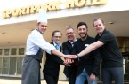 Auf eine gemeinsame und erfolgreiche berufliche Zukunft! Hoteldirektor Ben Lambers (Mitte) bietet den Auszubildenden eine erstklassige Lehrzeit im GERRY WEBER SPORTPARK HOTEL in HalleWestfalen und freut sich auf vier neue Anstellungsverhältnisse in seinem Vier-Sterne-Haus, die allesamt ihre Abschlussprüfungen mit Bravour bestanden haben (von links): Koch Marvin Wüllner sowie die Hotelfachleute Kira Janine Mayer, Isa Karadschaev und Felix Gießelmann. © GERRY WEBER WORLD