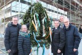 Freuten sich beim Richtfest über den Baufortschritt am ILH-Gebäude:  (v. l.) Michael Dreier (Bürgermeister der Stadt Paderborn), Simone Probst (Vizepräsidentin für Wirtschafts- und Personalverwaltung der Universität Paderborn), Prof. Dr. Thomas Tröster (Vorstandsvorsitzender des ILH), Jan Hinnerk Meyer (Arbeitsgemeinschaft „RKW Architektur + und Meyer Architekten“) und Manfred Müller (Landrat des Kreises Paderborn).
Foto: © Universität Paderborn, Simon Ratmann
