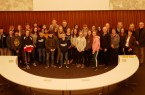 Ein Besuch mit Tradition: (hinten rechts) Englischlehrer Michael Brayley, Karin Delbrügge und Walburga Haberstroh vom Bereich Städtepartnerschaften, Karsten Stephan, (vorne rechts) Monika Paskarbies, die englischen Kollegen Jo Webb, Kerry Dalton und Andrew Burrows und die Schülerinnen und Schüler des Städtischen Gymnasiums mit ihren Austauschgeschwistern aus Broxtowe freuen sich über die lebendige Städtepartnerschaft.