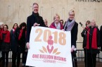 Bürgermeister Henning Schulz, Gleichstellungsbeauftragte Inge Trame (r.) und Agnes
Bröckling-Kuron von der Gleichstellungsstelle Gütersloh setzen ein Signal gegen Gewalt an
Frauen und Mädchen.
Foto: © Stadt Gütersloh