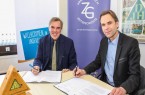Bernd Dohn (l.) und Prof. Dr. Peter Fäßler unterzeichnen den Kooperationsvertrag über 100.000 Euro. Foto: © Universität Paderborn, J. Pauly
