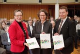 Regierungspräsidentin Marianne Thomann-Stahl (von links), NRW-Kommunalministerin Ina Scharrenbach und Heiner Brockhagen (Geschäftsführer Förderkoordinationsstelle) mit der neuen Förderinformationsbroschüre der Bezirksregierung zur REGIONALE 2022.