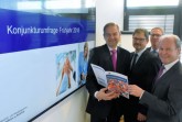 Freuen sich über den langanhaltenden Aufschwung der Konjunktur in Ostwestfalen: IHK-Präsident Wolf D. Meier-Scheuven, IHK-Geschäftsführer Dr. Christoph von der Heiden, stv. IHK-Hauptgeschäftsführer Harald Grefe und IHK-Hauptgeschäftsführer Thomas Niehoff (v.l.) präsentierten die Ergebnisse der IHK-Konjunkturumfrage Frühjahr 2018 für die Industrie.