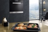 „Hauptdarsteller“ bei Miele auf der Eurocucina 2018: der neue Dialoggarer revolutioniert das Backen, Braten und Garen. Speisen von unterschiedlicher Textur und traditionell anderen Ansprüchen an die Zubereitung können gemeinsam gegart werden.