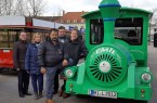 Alfred Dalpke, Stefanie Dettmer, Emil-Fahrer Aimal Atmar, Geschäftsführer der Staatsbad GmbH Peter Adler und Minna-Fahrer Jörg Gropp (v.l.).