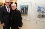 „Mit Farbe und Feder durch den Kreis Paderborn“: Landrat Manfred Müller und Künstlerin Edith Wulf bei der Ausstellungseröffnung. © Oliver Krato
