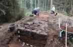 Die Archäologen haben bereits die massiv gemauerte Esse der Schmiede freigelegt.
Foto: © LWL/Wolpert