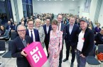Bielefelder Markentag: (v.l.) Dr. Adolf Klenk (Dr. Wolff-Gruppe), Peter Pirck (Brandmeyer Markenberatung), Karin Schrader (Bürgermeisterin), Jörn Harguth (Dr. Wolff-Gruppe), Kati Bölefahr-Behrends (Bielefeld Marketing), Martin Knabenreich (Bielefeld Marketing), Marc Bator (Moderator) und Ralph Ruthe (Cartoonist). Foto: © Bielefeld Marketing/Sarah Jonek