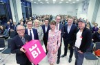 Bielefelder Markentag: (v.l.) Dr. Adolf Klenk (Dr. Wolff-Gruppe), Peter Pirck (Brandmeyer Markenberatung), Karin Schrader (Bürgermeisterin), Jörn Harguth (Dr. Wolff-Gruppe), Kati Bölefahr-Behrends (Bielefeld Marketing), Martin Knabenreich (Bielefeld Marketing), Marc Bator (Moderator) und Ralph Ruthe (Cartoonist).