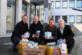 (v.l.) Bürgermeister Theo Mettenborg, Leo Lübke, vormaliger Präsident des RC 
Rheda-Wiedenbrück, der aktuelle Präsident Ludger Weeg sowie Rotarier und Initiator Bernd 
Jostkleigrewe vor dem Bücherschrank, dessen Erstbestand an Büchern aus den Reihen der 
Rotarier bereitgestellt wurde.  Foto: © Maximiliane Plöger
